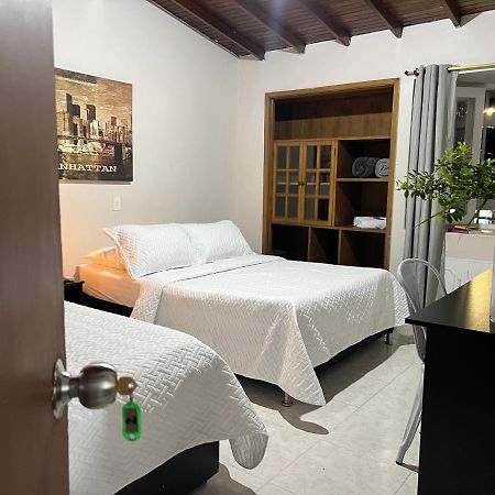 New Memphis Hostal Medellín Buitenkant foto
