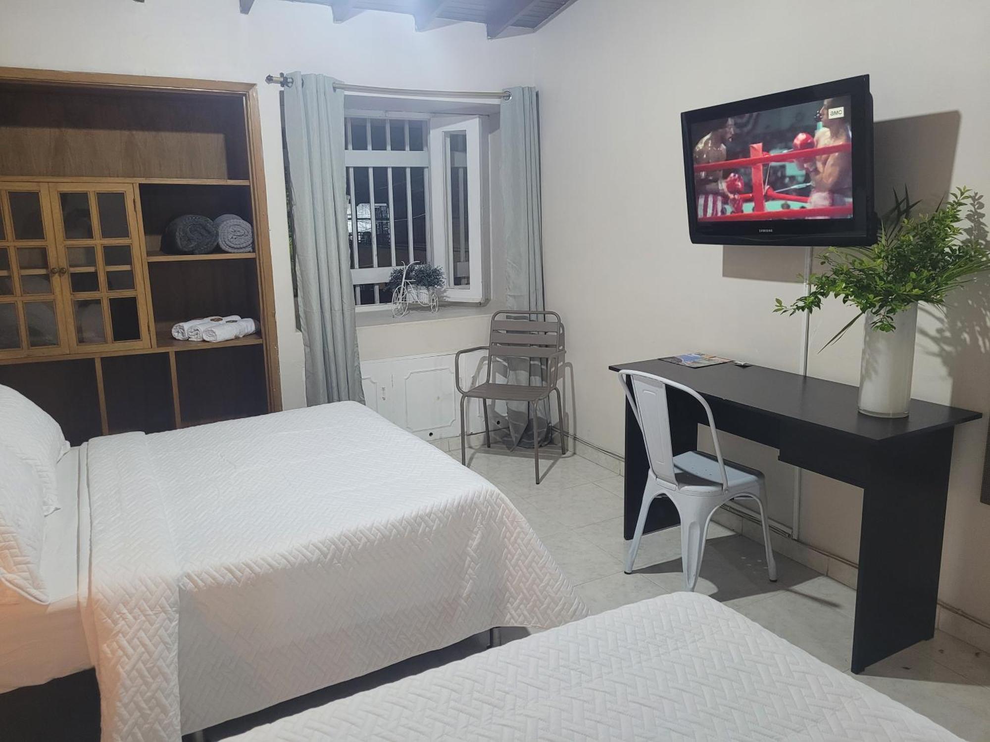 New Memphis Hostal Medellín Buitenkant foto