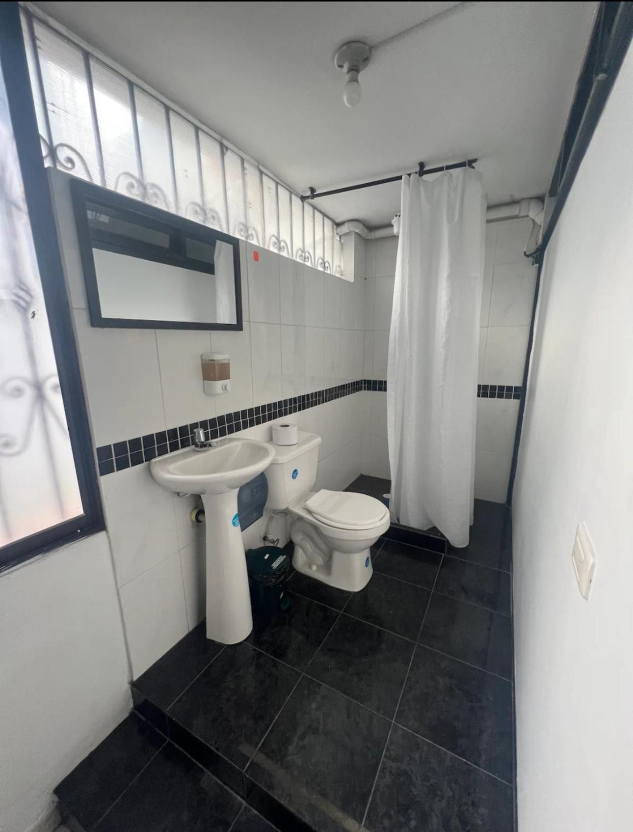 New Memphis Hostal Medellín Buitenkant foto